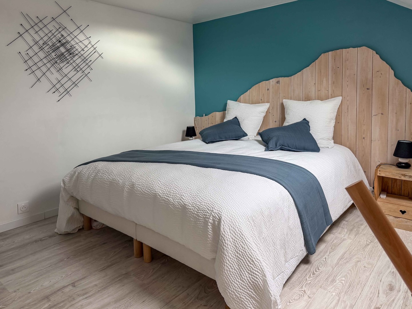 Chambre - Gîte L'Ostal en Chartreuse Salle à manger de la Ninette au Domaine de Maubuisson, location de vacances à Ver-sur-Mer en Normandie, tout proche des plages du débarquement