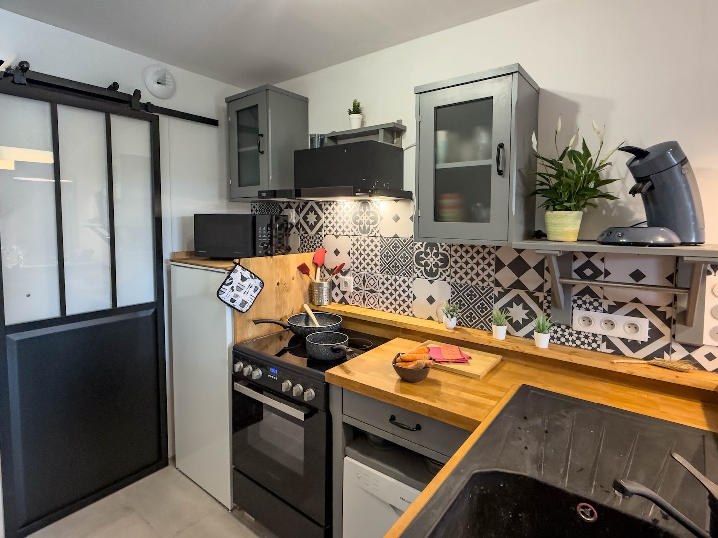 Cuisine (5) - Gîte L'Ostal en Chartreuse Extérieur de la Ninette au Domaine de Maubuisson, location de vacances à Ver-sur-Mer en Normandie, tout proche des plages du débarquement