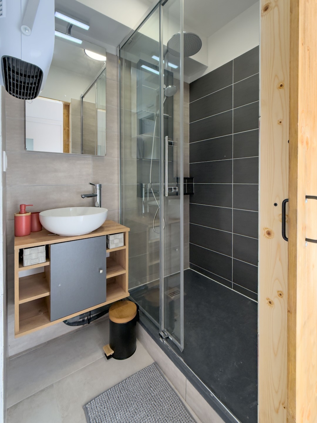 Salle de bain (5) - Gîte L'Ostal en Chartreuse Salle de douche de la Ninette au Domaine de Maubuisson, location de vacances à Ver-sur-Mer en Normandie, tout proche des plages du débarquement